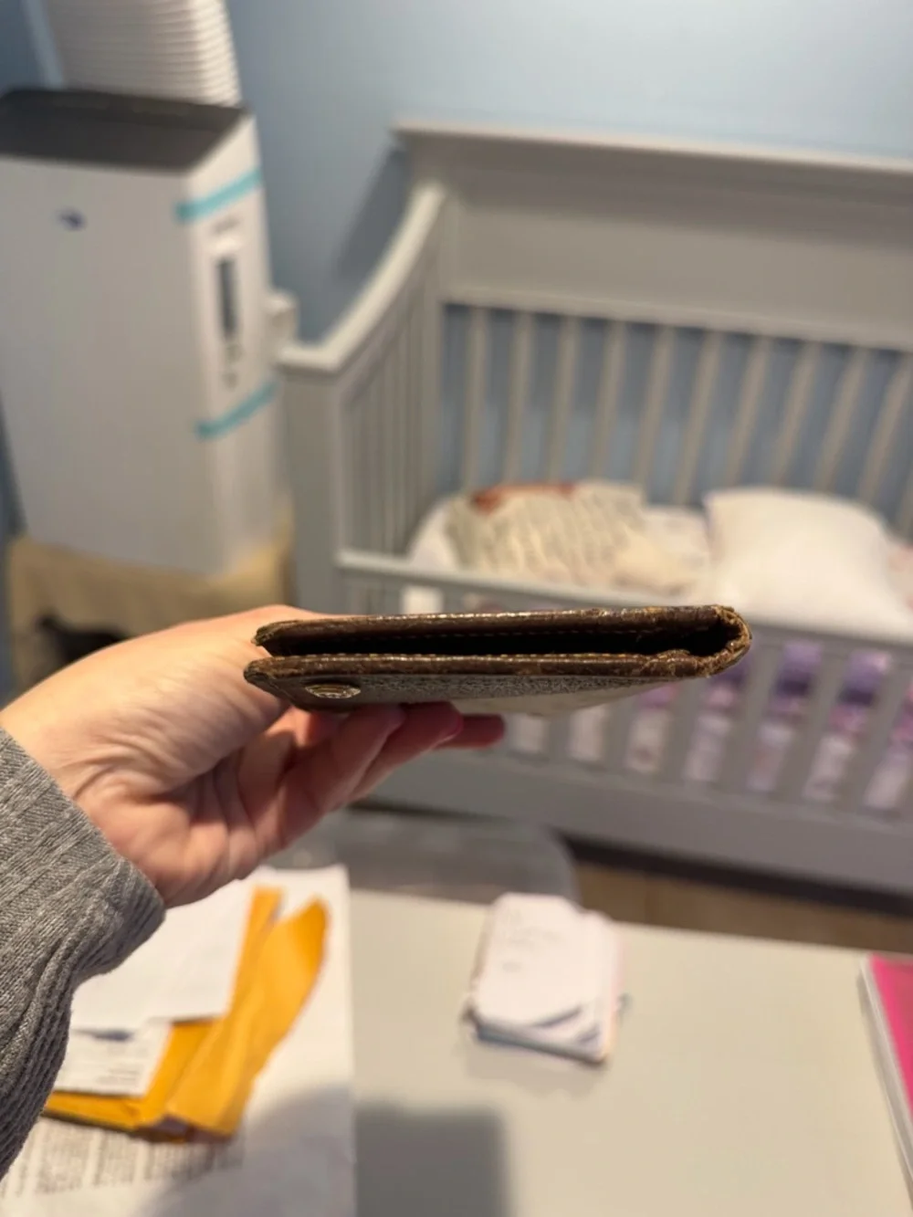 Gucci Vintage Monogram Brown Leather Bi-Fold Chrckbook Wallet - Picture 9 of 10